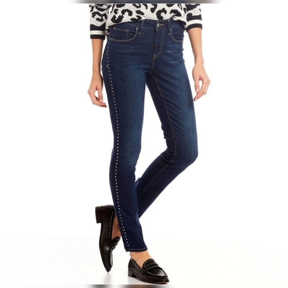 Levi’s Women's Classic Mid Rise Studded Sk…